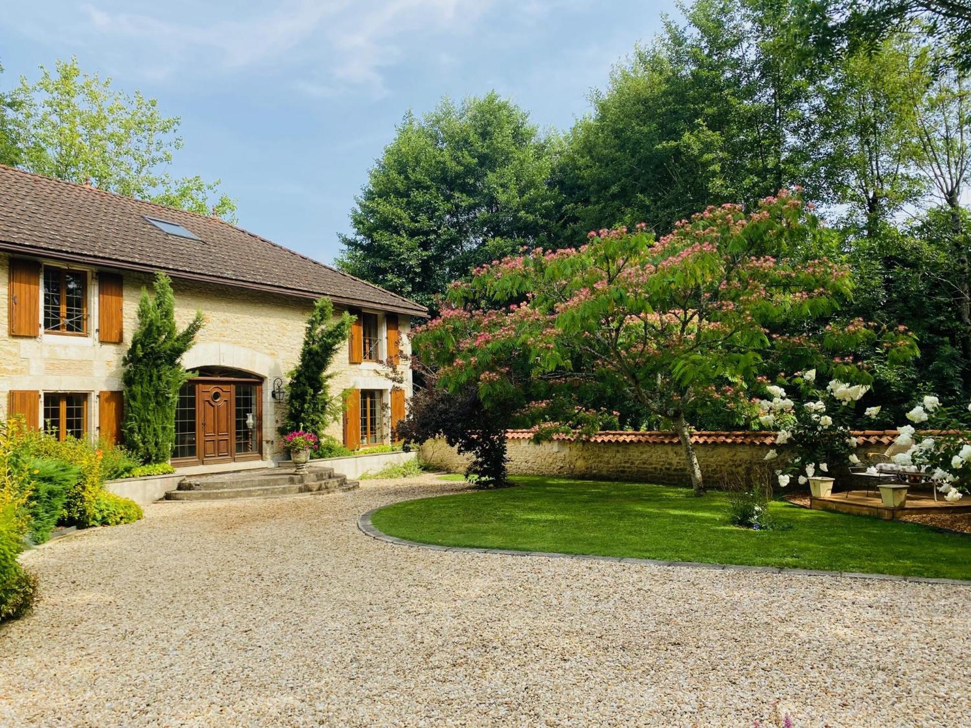 Moulin Du Fontcourt Bed and Breakfast Chasseneuil-sur-Bonnieure Eksteriør billede