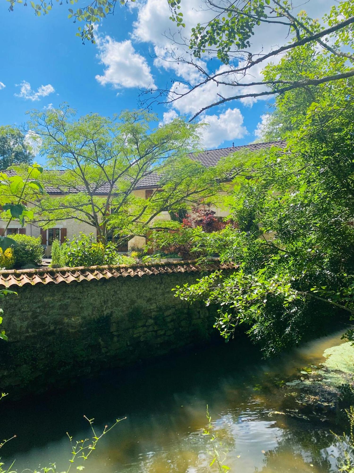 Moulin Du Fontcourt Bed and Breakfast Chasseneuil-sur-Bonnieure Eksteriør billede